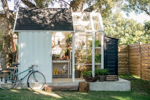 découvrez nos serres à toit plat, idéales pour maximiser l'espace et optimiser la lumière naturelle. parfaites pour les jardiniers urbains, elles vous permettent de cultiver vos plantes avec aisance tout en ajoutant une touche moderne à votre extérieur.