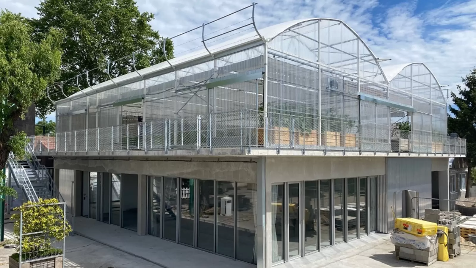 découvrez notre serre toit, l'alliée idéale pour votre jardin ! optimisez votre espace et protégez vos plantes des intempéries tout en bénéficiant d'une lumière naturelle optimale. parfaite pour les jardiniers passionnés, notre serre toit allie design et fonctionnalité.