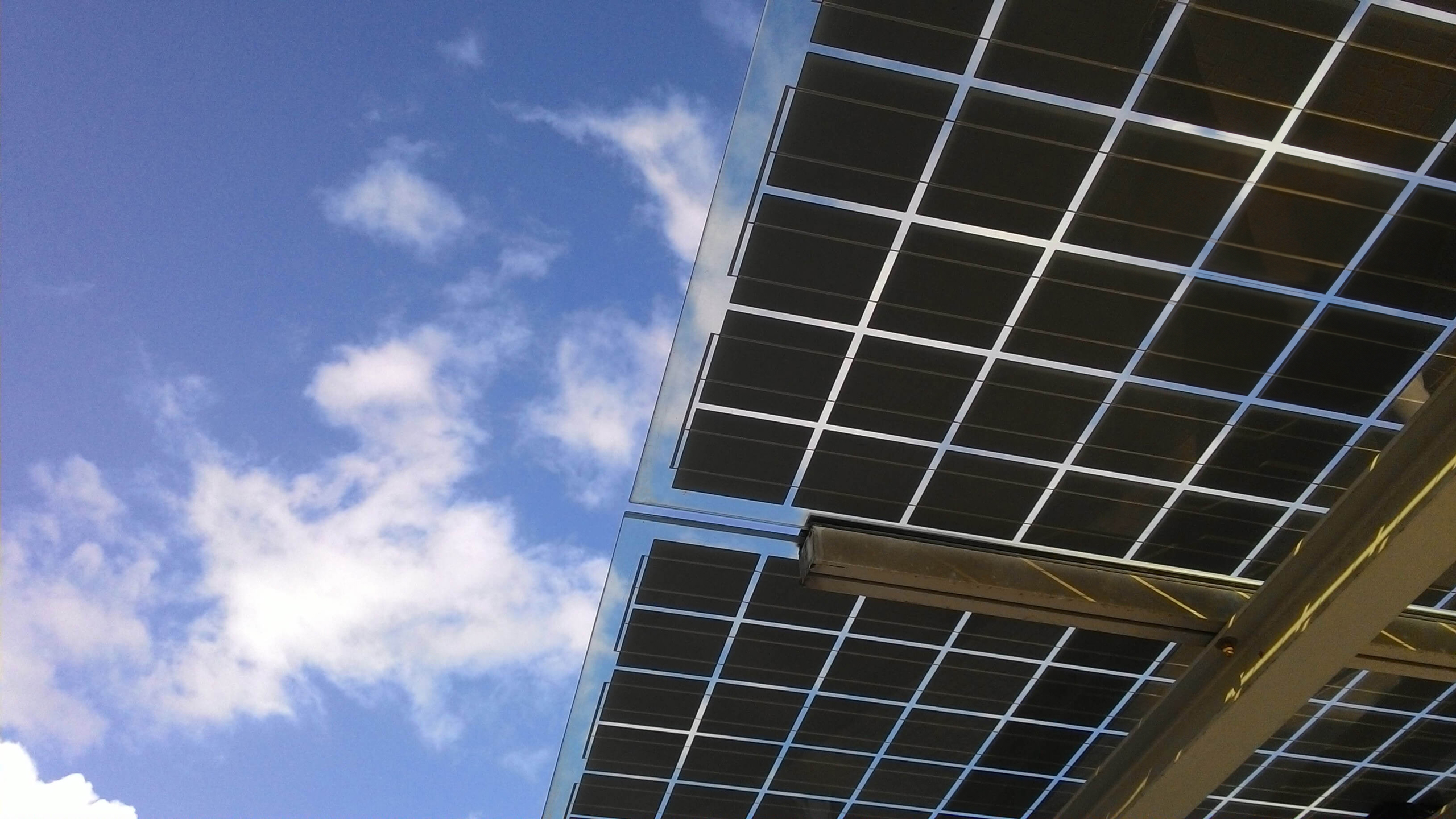 découvrez comment le solaire rural transforme les communautés en milieu rural, apportant des solutions énergétiques durables et accessibles, tout en promouvant l'autonomie énergétique et le développement économique local.