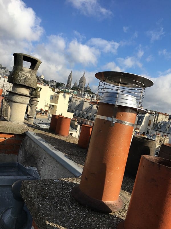 découvrez tout ce qu'il faut savoir sur les cheminées de toit : conseils d'installation, types de matériaux, entretien et sécurité pour un système de ventilation efficace et esthétique.