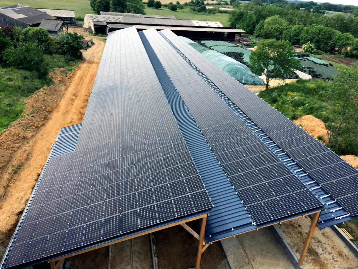 découvrez comment la stabulation photovoltaïque révolutionne l'agriculture en alliant production d'énergie renouvelable et protection des animaux. optimisez vos espaces agricoles tout en contribuant à la transition énergétique.