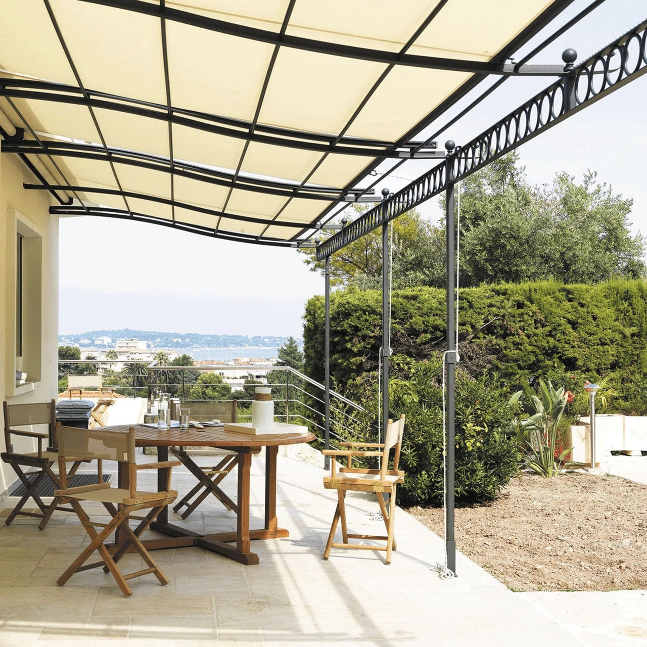 découvrez notre store pergola, la solution idéale pour embellir votre extérieur tout en vous protégeant du soleil. alliez confort et esthétisme avec nos modèles variés adaptés à tous les styles et besoins.
