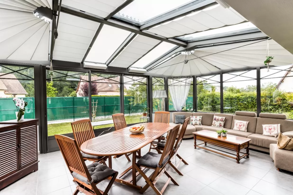 découvrez notre large sélection de stores pour vérandas, alliant esthétisme et fonctionnalité. protégez votre espace tout en l'embellissant avec des designs variés et des matériaux de qualité.