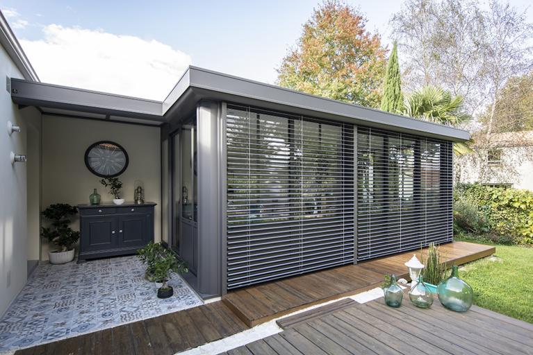 découvrez notre store véranda, alliant style et fonctionnalité pour sublimer votre espace extérieur tout en vous protégeant des rayons du soleil. idéal pour créer une ambiance agréable dans votre véranda, notre store s'adapte à toutes les configurations et offre une multitude de couleurs et de motifs.