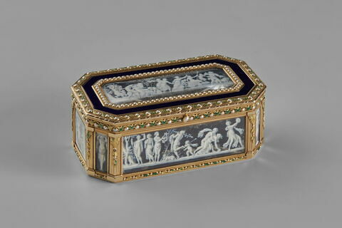 découvrez l'univers fascinant des tabatières, objets d'art et de collection qui allient élégance et fonctionnalité. explorez les différentes styles, matériaux et histoires qui se cachent derrière ces accessoires de tabac, tout en appréciant leur place dans la culture et l'artisanat.