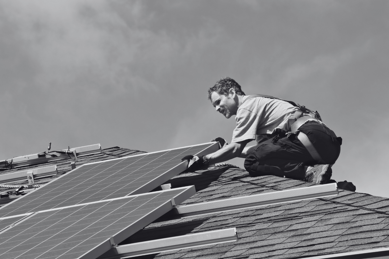 découvrez tout ce qu'il faut savoir sur la taxe applicable aux panneaux photovoltaïques en france. informez-vous sur les exonérations, les obligations fiscales et les aides possibles pour maximiser votre investissement dans l'énergie solaire.