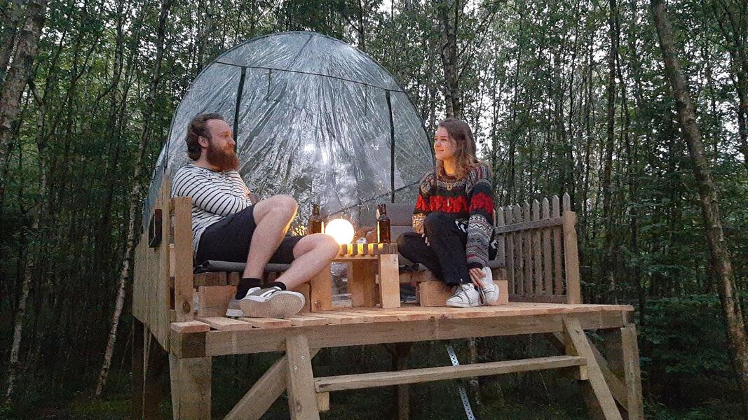 découvrez notre tente de camping transparente, idéale pour une expérience immersive en pleine nature. profitez de vues imprenables tout en étant protégé des intempéries. parfaite pour les aventuriers et amoureux de la nature, elle allie confort et praticité pour des nuits inoubliables sous les étoiles.