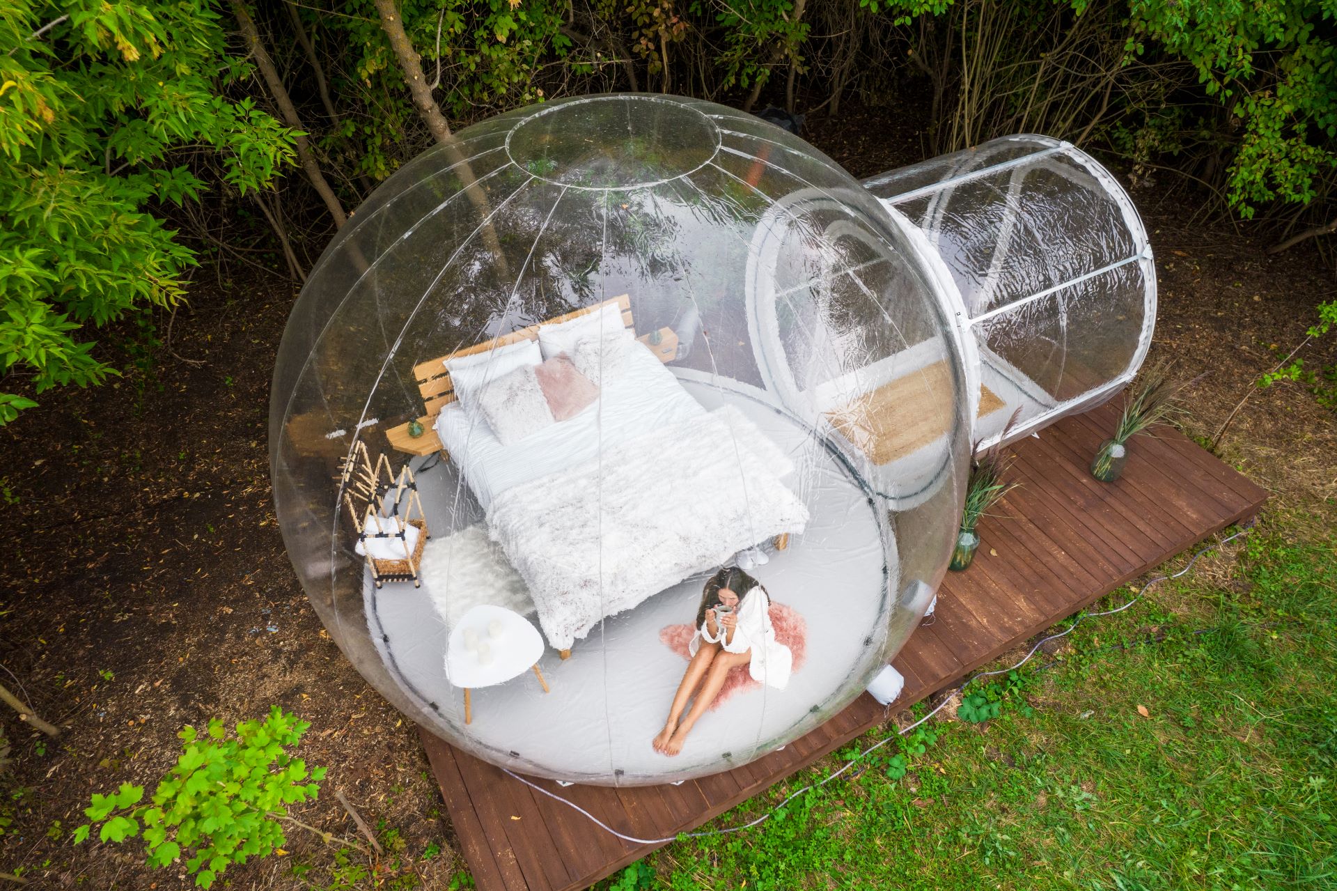 découvrez la tente camping transparente idéale pour une expérience immersive en pleine nature. profitez d'une vue panoramique tout en étant protégé des intempéries. parfaite pour les aventuriers à la recherche de confort et de connexion avec l'environnement.