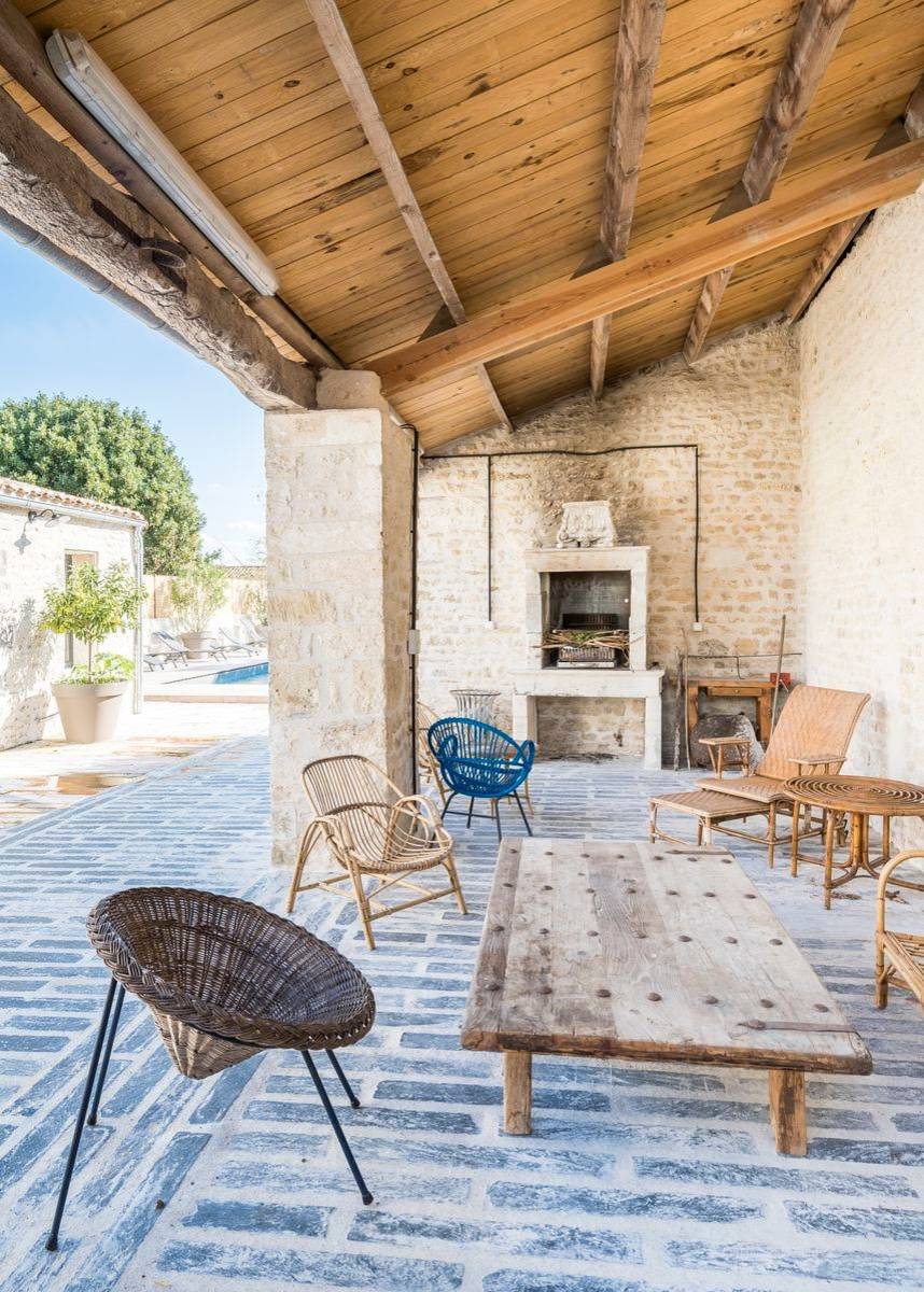 découvrez nos solutions de terrasse couverte, alliant confort et élégance pour profiter de votre extérieur toute l'année. créez un espace de détente idéal, protégé des intempéries, et ajoutez une touche de style à votre maison.