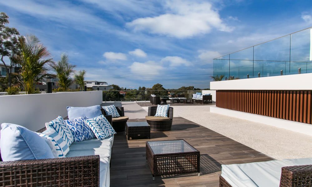 découvrez l'art de la terrasse sur toit : un espace unique pour se détendre, profiter de la vue et savourer des moments inoubliables. aménagements contemporains et conseils pratiques pour transformer votre toit en un véritable havre de paix.