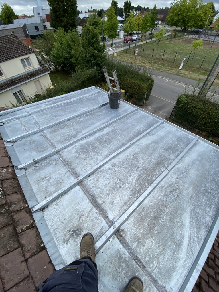 découvrez l'élégance et la durabilité de nos terrasses en zinc pour toit. parfaites pour sublimer votre espace extérieur, elles allient esthétisme moderne et résistance aux intempéries. idéales pour créer un séjour extérieur unique et agréable.