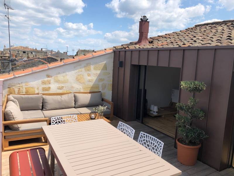 découvrez la terrasse tropézienne, une délicieusement moelleuse pâtisserie française, composée d'une génoise légère garnie de crème et de zestes d'agrumes. parfaite pour accompagner vos pauses gourmandes, elle allie tradition et saveurs méditerranéennes.