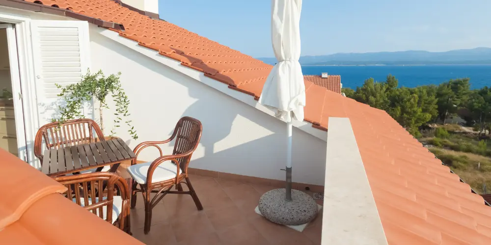 découvrez l'élégance et le charme de la terrasse tropézienne, un espace extérieur emblématique alliant confort et esthétique. profitez d'une vue imprenable, d'un cadre relaxant et d'une atmosphère méditerranéenne pour vos moments de détente et de convivialité.