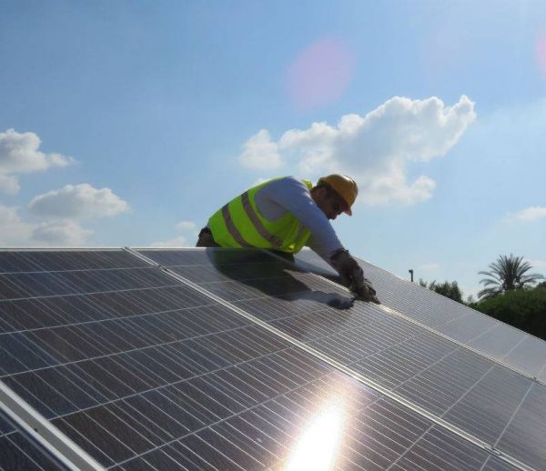 découvrez comment les panneaux solaires tesla façonnent l'avenir de l'énergie durable. explorez les innovations écologiques et les solutions énergétiques intelligentes qui transforment notre manière de consommer l'énergie.