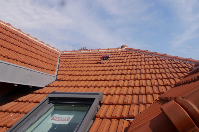 découvrez l'importance du toit dans la construction et la protection de votre maison. apprenez-en plus sur les différents types de toits, leurs matériaux, et comment un bon toit peut améliorer l'efficacité énergétique de votre habitation.