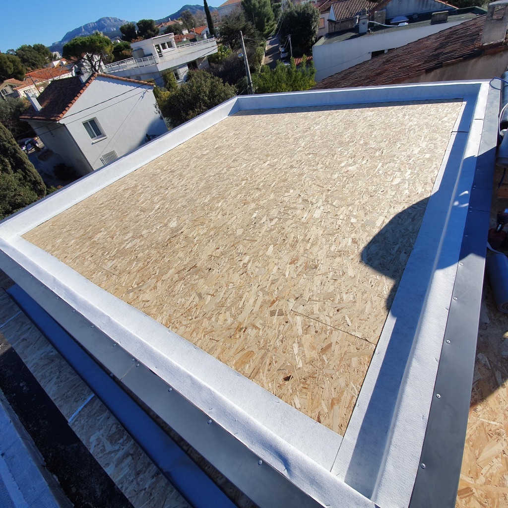 découvrez l'importance du toit dans la structure de votre maison. apprenez tout sur les différents types de toits, leurs matériaux, et comment bien les entretenir pour garantir la sécurité et le confort de votre foyer.