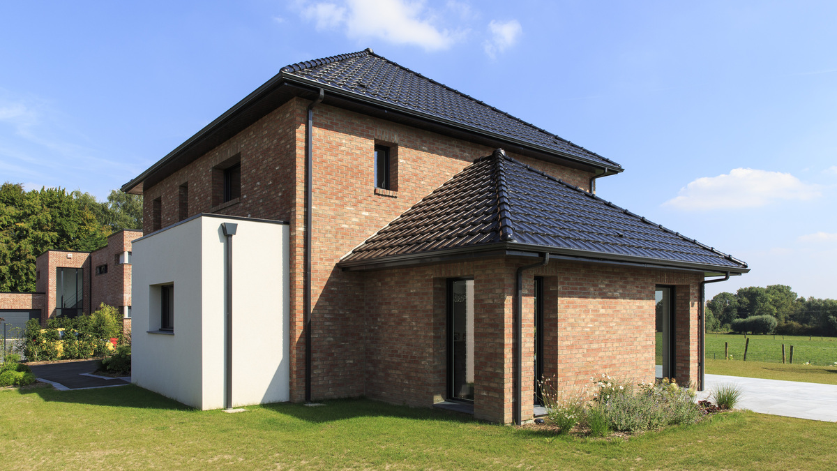 découvrez tout ce qu'il faut savoir sur les toits : types de matériaux, techniques de construction, entretien et rénovation pour protéger votre maison des intempéries.