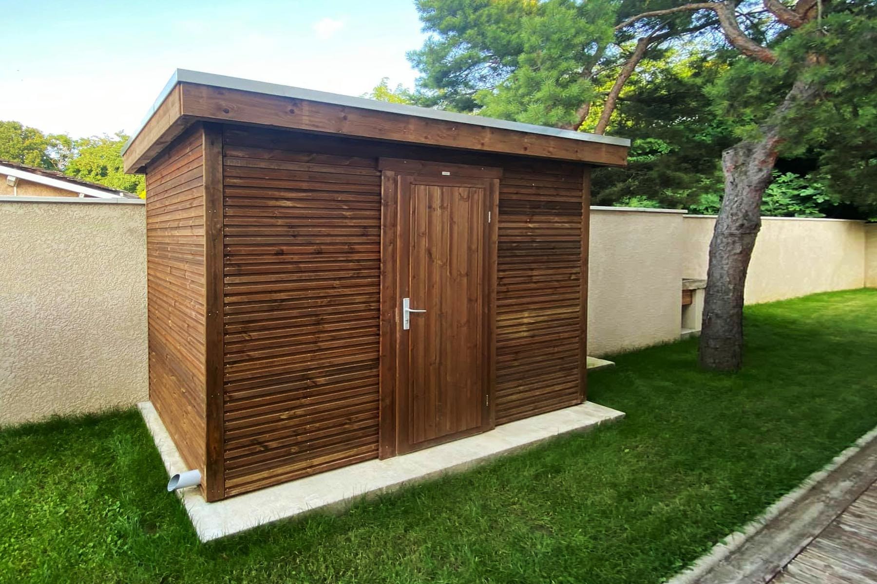 découvrez comment choisir et installer le toit idéal pour votre abri de jardin, afin de protéger vos outils et équipements des intempéries tout en ajoutant une touche esthétique à votre espace extérieur.