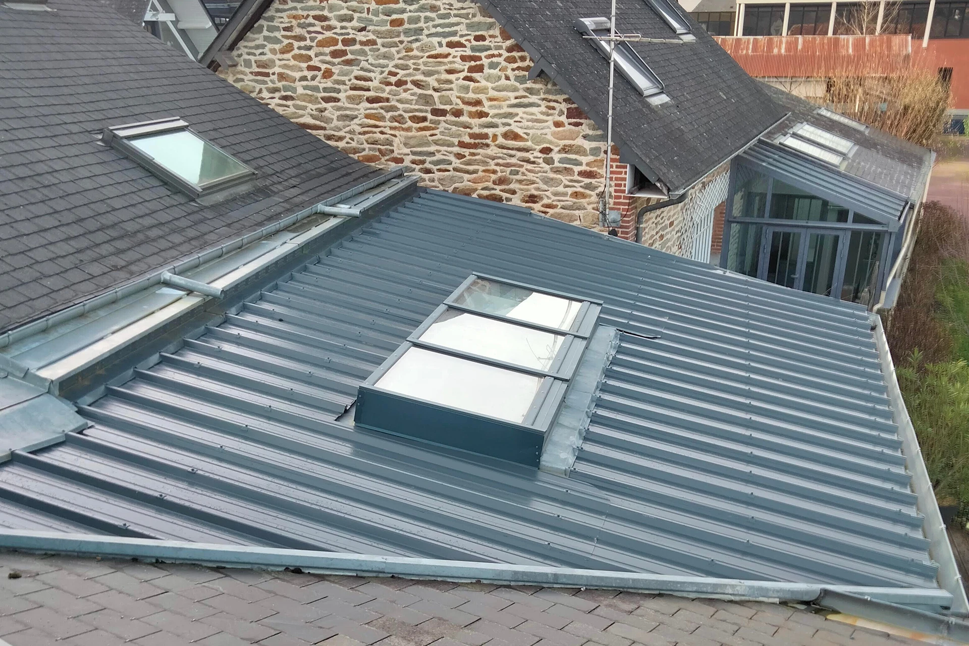 découvrez les avantages du toit en acier, une solution robuste et durable pour votre toiture. résistant aux intempéries et aux chocs, ce matériau offre une excellente performance thermique et une esthétique moderne. idéal pour les projets résidentiels ou commerciaux.