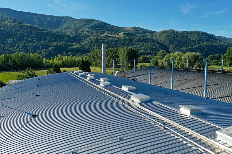 découvrez les avantages du toit en acier : durable, léger et résistant aux intempéries. une solution moderne pour protéger votre habitation tout en améliorant son esthétique. informez-vous sur les différents styles et finitions disponibles pour optimiser votre projet de construction ou de rénovation.