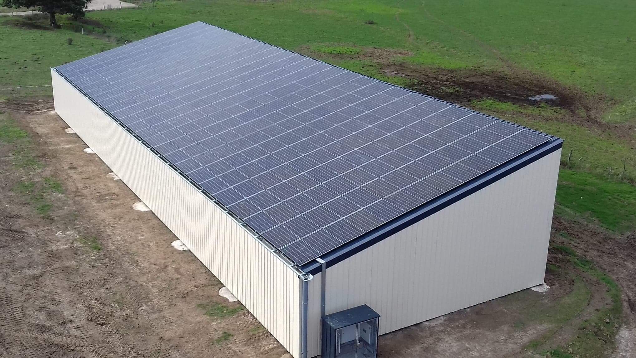 découvrez les avantages des toits agricoles équipés de panneaux photovoltaïques pour optimiser votre production d'énergie tout en préservant l'intégrité de vos cultures. rentabilité, durabilité et écologie se rencontrent dans cette solution innovante pour les agriculteurs.
