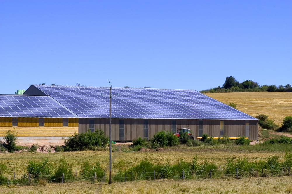 découvrez comment les panneaux photovoltaïques sur les toits agricoles peuvent révolutionner votre exploitation. optimisez votre production d'énergie, réduisez vos coûts et contribuez à un avenir durable grâce à cette solution écologique et rentable.