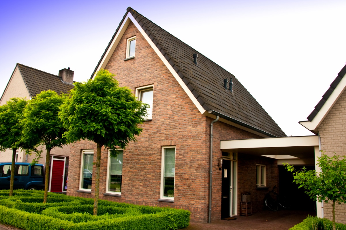 découvrez l'élégance et les avantages d'un toit aigu pour votre maison. apprenez-en plus sur ses caractéristiques, ses styles architecturaux et comment il peut améliorer l'esthétique de votre habitation tout en offrant une meilleure gestion des eaux pluviales.