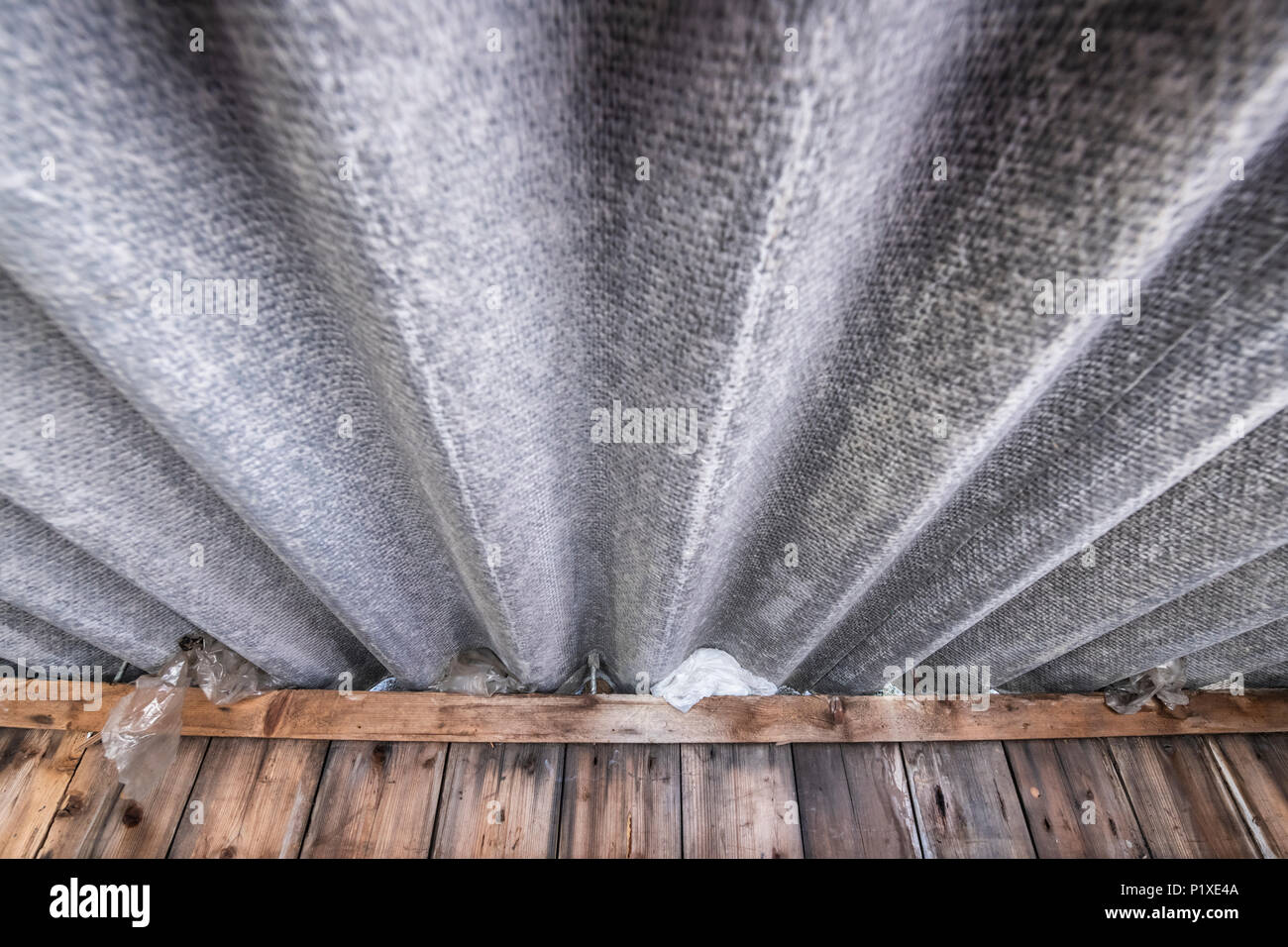 découvrez tout ce que vous devez savoir sur les toits en amiante, y compris leurs caractéristiques, avantages et inconvénients, ainsi que les réglementations en vigueur pour une gestion sécurisée.