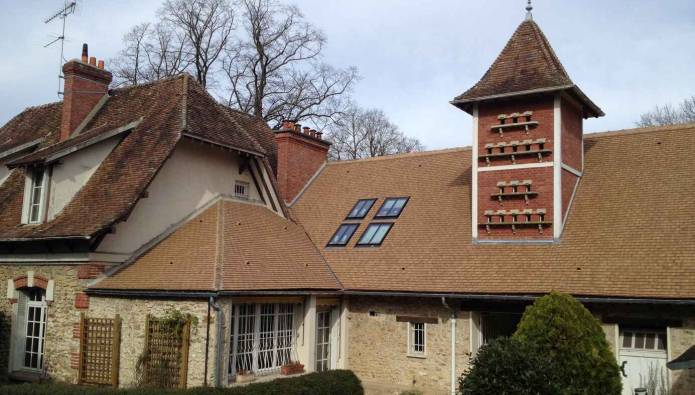 découvrez l'élégance et le charme des toits anciens, véritables témoins de l'architecture historique. explorez les différents styles, matériaux et techniques de construction qui font la richesse de notre patrimoine bâti.