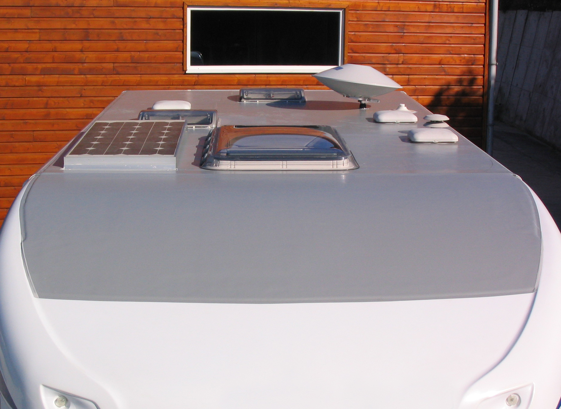 découvrez notre toit anti grêle spécialement conçu pour camping-cars, offrant une protection optimale contre les intempéries et les impacts. assurez la longévité de votre véhicule tout en voyageant en toute sérénité.
