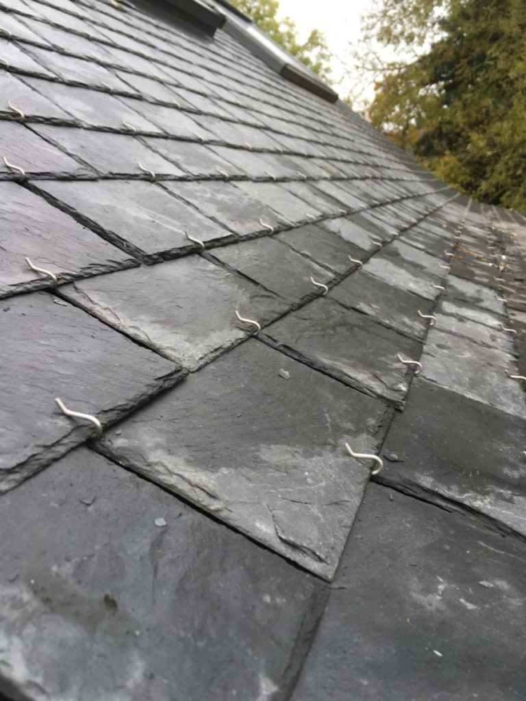 découvrez les avantages et les caractéristiques du toit en ardoise, un choix esthétique et durable pour votre maison. apprenez-en davantage sur son installation, son entretien et son impact environnemental.