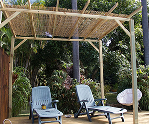 découvrez notre pergola en bambou, alliant esthétisme et durabilité. parfaite pour créer un espace ombragé dans votre jardin, elle vous offre une ambiance naturelle et chaleureuse. idéale pour vos repas en plein air ou vos moments de détente, la pergola en bambou est la touche déco qu'il vous faut.