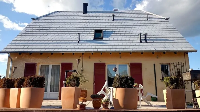 découvrez l'élégance d'un toit blanc, symbole de modernité et de lumière. transformez votre maison avec ce choix esthétique et innovant qui reflète le style contemporain. admirez les avantages d'une toiture blanche, tant sur le plan visuel qu'énergétique.