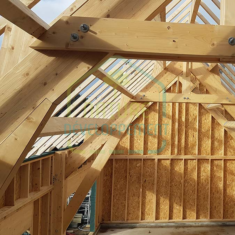 découvrez l'élégance et la durabilité du toit en bois, une solution écologique alliant esthétique et performance pour vos projets de construction. transformez votre maison avec un matériau naturel qui offre chaleur et confort.