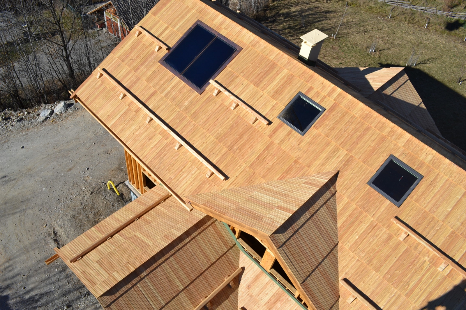 découvrez les avantages et l'esthétique d'un toit en bois. alliant durabilité et charme naturel, le toit en bois offre une isolation thermique optimale tout en rehaussant l'attrait visuel de votre maison. explorez nos conseils pour un choix responsable et un entretien facile.