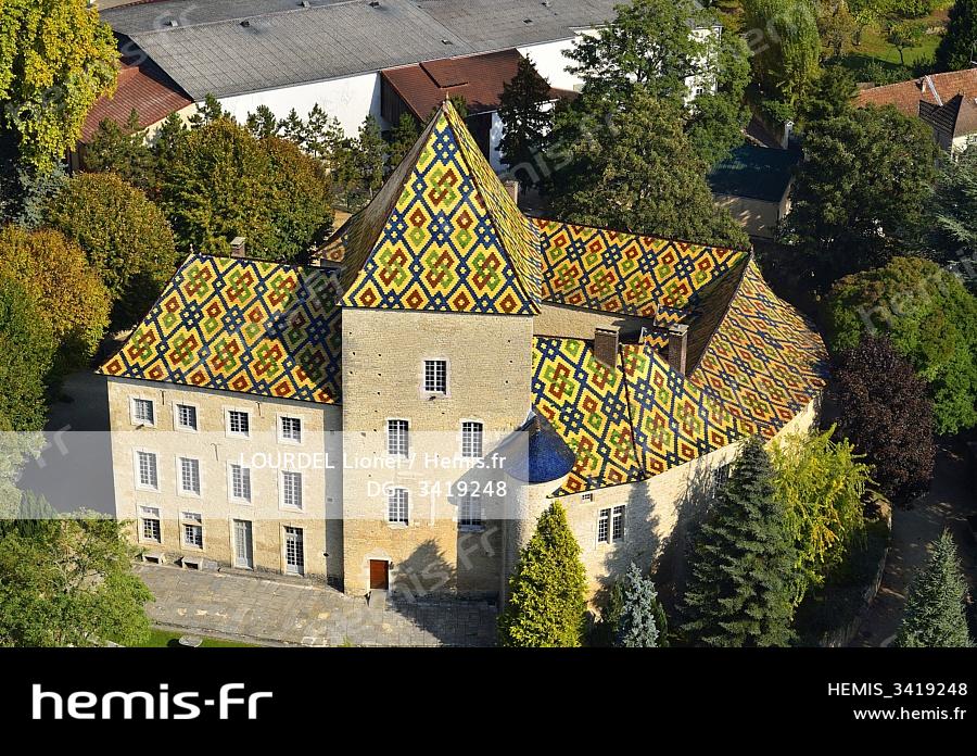 découvrez les toits de bourgogne, un reflet de l'histoire et de l'architecture régionale. explorez les matériaux traditionnels, les techniques de construction et l'impact des toitures sur l'esthétique des villages bourguignons.
