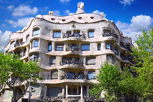 découvrez le toit emblématique de la casa milà, un chef-d'œuvre de l'architecture moderniste conçu par antoni gaudí. admirez les sculptures fascinantes et les vues imprenables sur barcelone depuis ce rooftop unique.