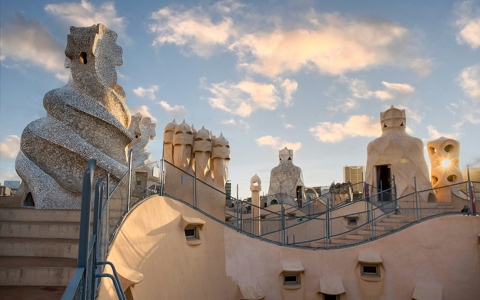 découvrez la magie du toit de la casa milà, chef-d'œuvre d'antoni gaudí, où l'architecture unique rencontre des vues imprenables sur barcelone. explorez ses formes ondulantes et ses sculptures fascinantes, tout en vous plongeant dans l'univers artistique du célèbre architecte catalan.