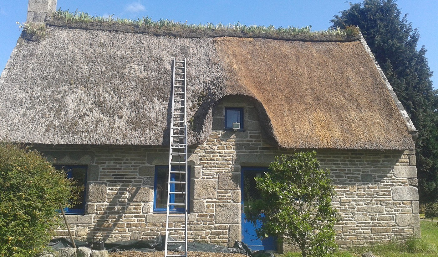 découvrez l'art du toit en chaume à saint-brieuc, une tradition artisanale unique alliant esthétisme et performance thermique. explorez les avantages de cette toiture naturelle, son entretien et son intégration harmonieuse dans le patrimoine breton.