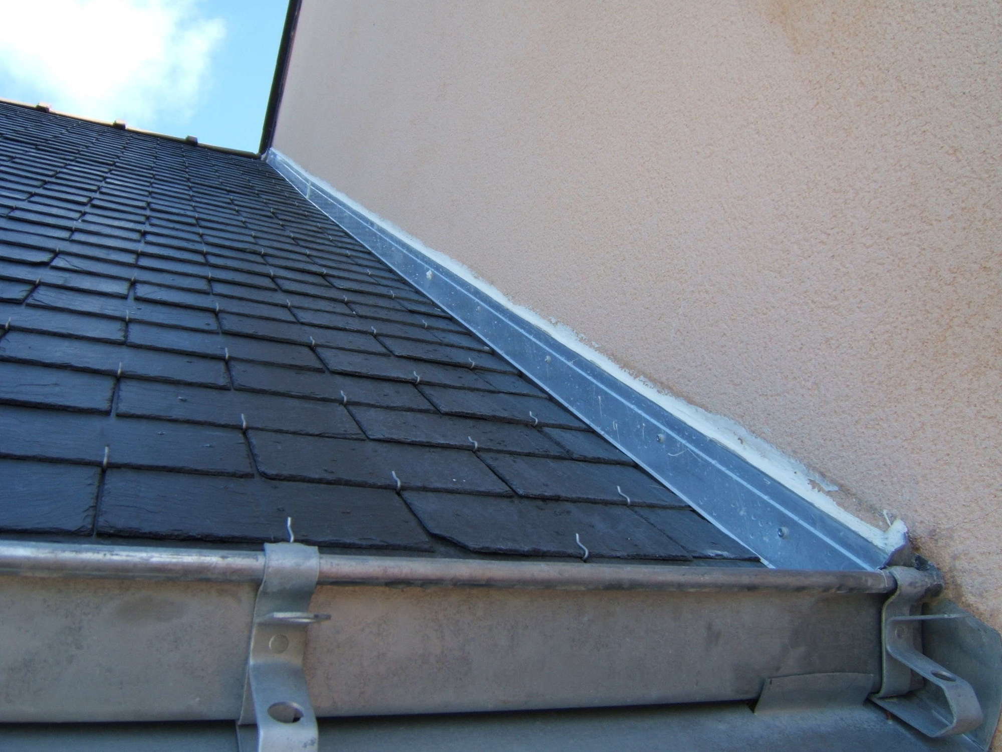 découvrez l'importance d'un bon toit contre mur pour assurer l'étanchéité et la durabilité de votre construction. apprenez les techniques, matériaux et conseils pour une installation optimale.