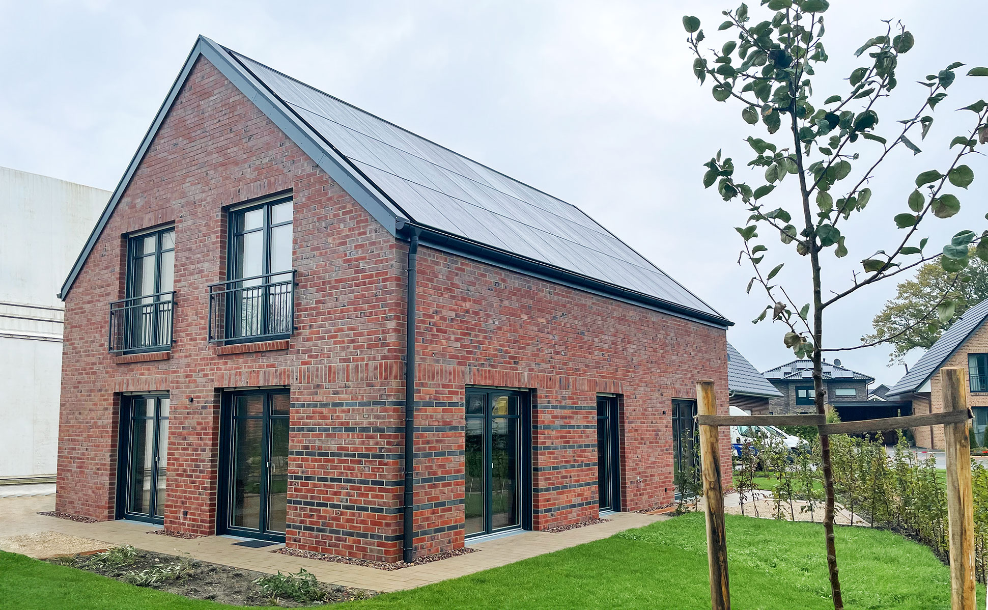 découvrez l'intégration parfaite des panneaux photovoltaïques sur le toit de votre corps de ferme. optimisez votre espace tout en produisant une énergie renouvelable et en préservant l'esthétique de votre patrimoine. profitez d'une solution écologique et économique pour votre ferme.