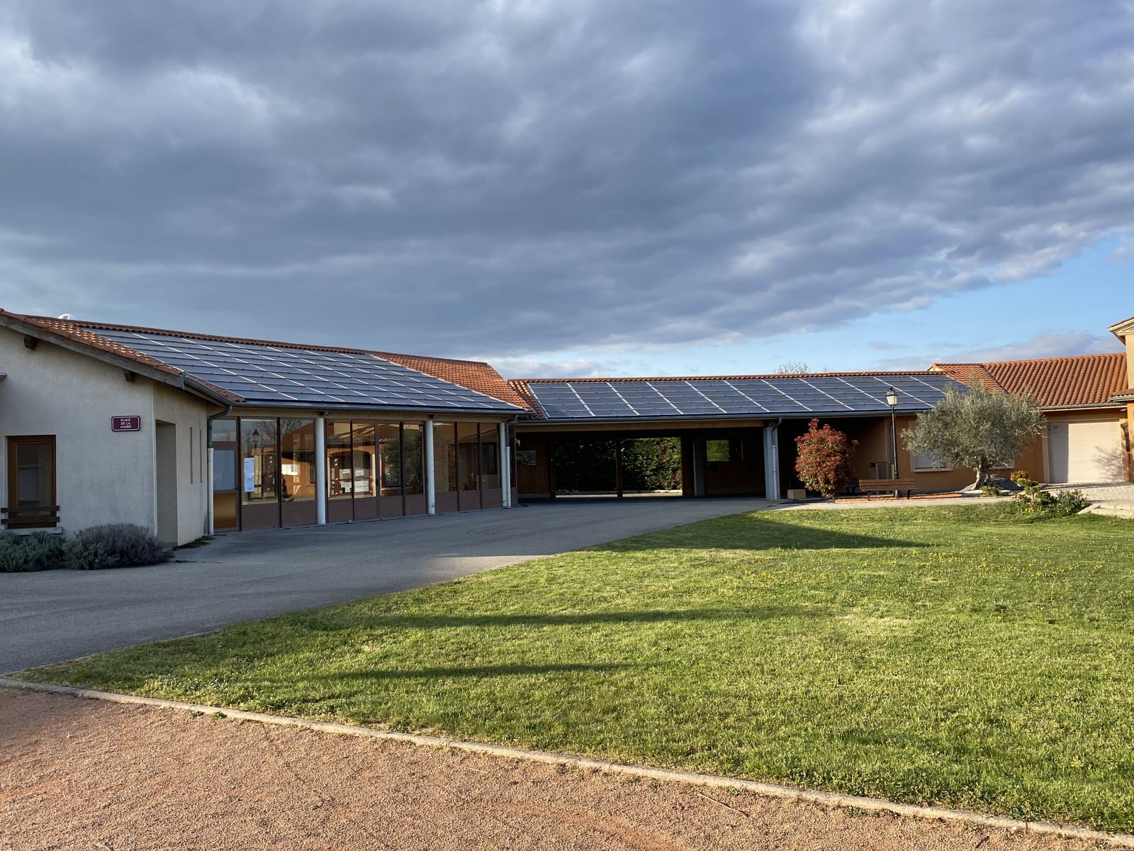 découvrez comment transformer le toit de votre corps de ferme en source d'énergie renouvelable avec nos solutions photovoltaïques. optimisez votre espace en générant de l'électricité tout en préservant l'environnement.