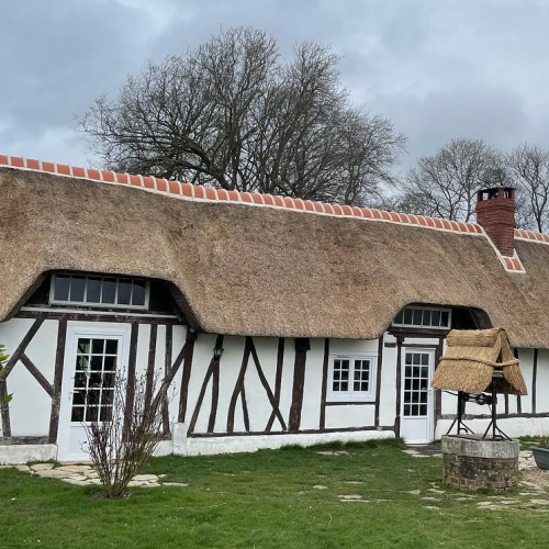 découvrez les avantages et inconvénients du toit de chaume, un choix traditionnel et esthétique pour votre maison. informez-vous sur sa durabilité, son isolation thermique, son impact environnemental et les coûts associés. faites le meilleur choix pour votre projet de construction ou de rénovation.