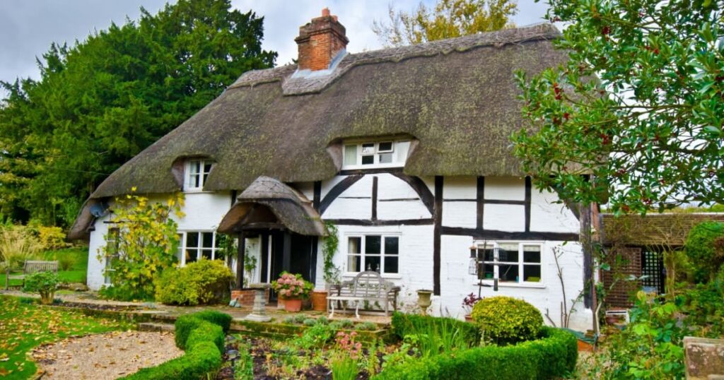 découvrez le toit de chaume durable, une solution écologique et esthétique pour vos projets de construction. alliant tradition et innovation, ce matériau offre une excellente isolation thermique et acoustique tout en respectant l'environnement. optez pour un toit qui allie durabilité et charme intemporel.