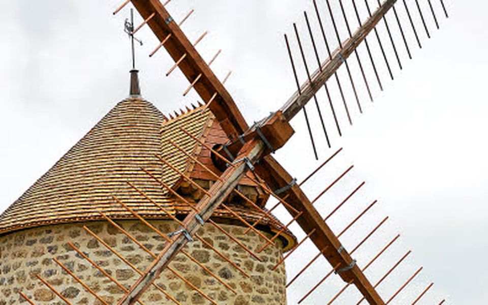 découvrez l'architecture unique du toit de moulin, symbole du patrimoine rural. apprenez-en plus sur ses caractéristiques, son histoire et son rôle dans le fonctionnement des moulins à vent. plongez dans l'univers fascinant de ces structures emblématiques.