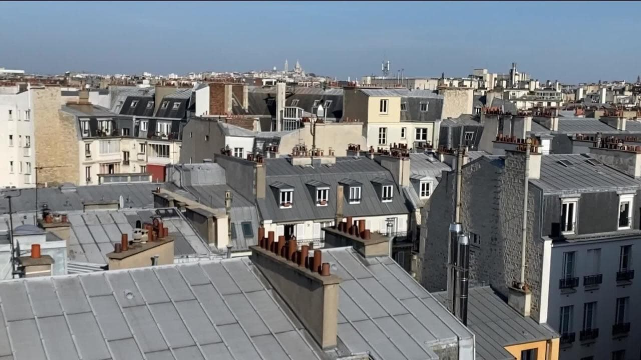 découvrez les toits emblématiques de paris, symbole de son architecture unique et de son charme intemporel. admirez les vues panoramiques et plongez dans l'ambiance romantique de la capitale française.