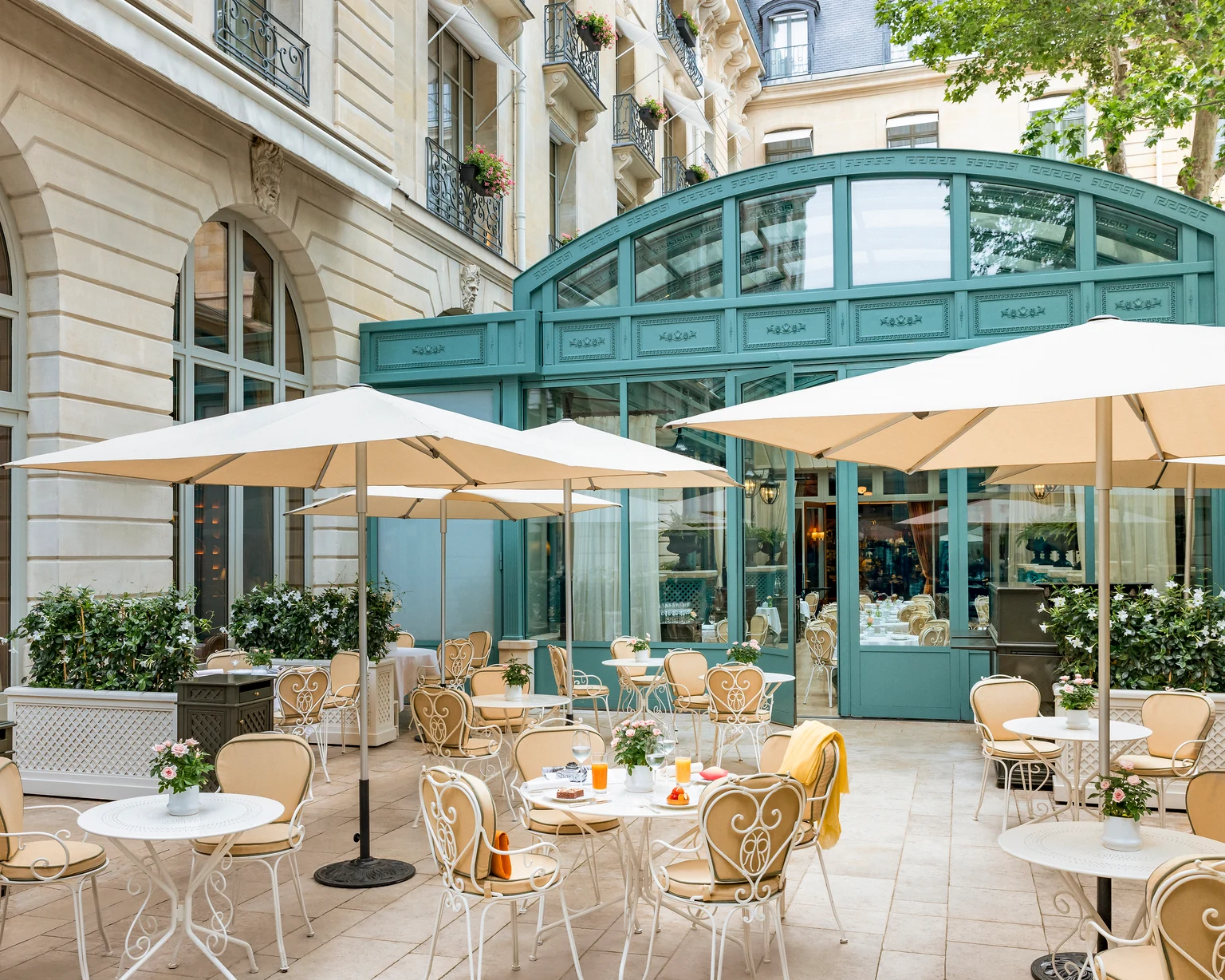 découvrez l'essence de la gastronomie française au cœur de paris. notre restaurant offre une expérience culinaire inoubliable avec des plats préparés à partir d'ingrédients frais et de saison. réservez votre table et savourez une ambiance chaleureuse et conviviale.