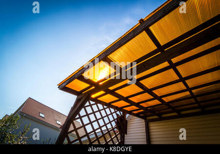 découvrez les avantages du toit en véranda en polycarbonate : une solution esthétique, légère et durable qui vous permet de profiter de votre espace extérieur toute l'année tout en bénéficiant d'une excellente isolation et d'une luminosité optimale.