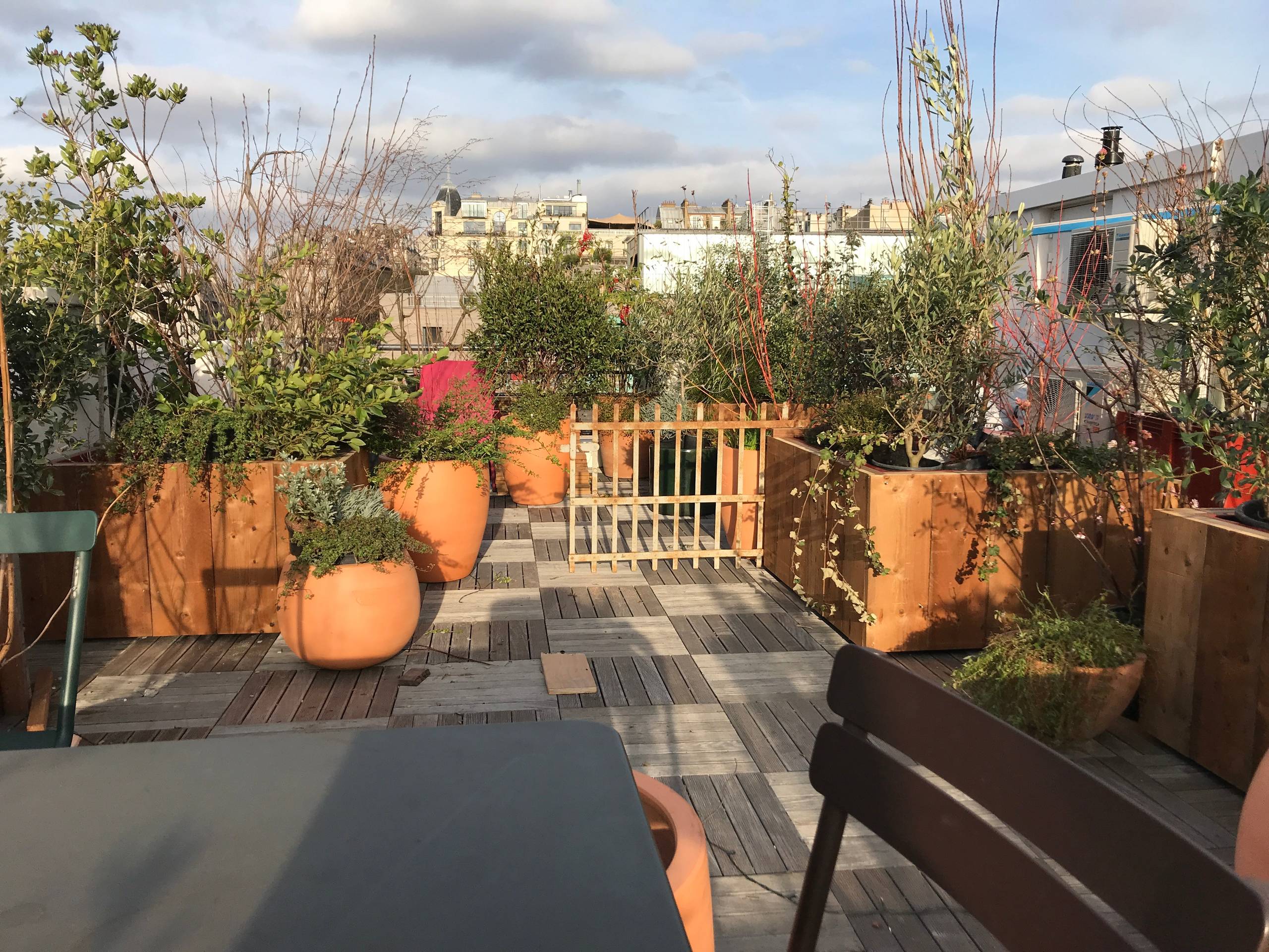découvrez notre service de décoration de toit qui sublime votre espace extérieur. transformez votre toit en un lieu unique et esthétique grâce à nos idées innovantes et nos matériaux de qualité. donnez vie à votre vision et créez un havre de paix au-dessus de votre maison.
