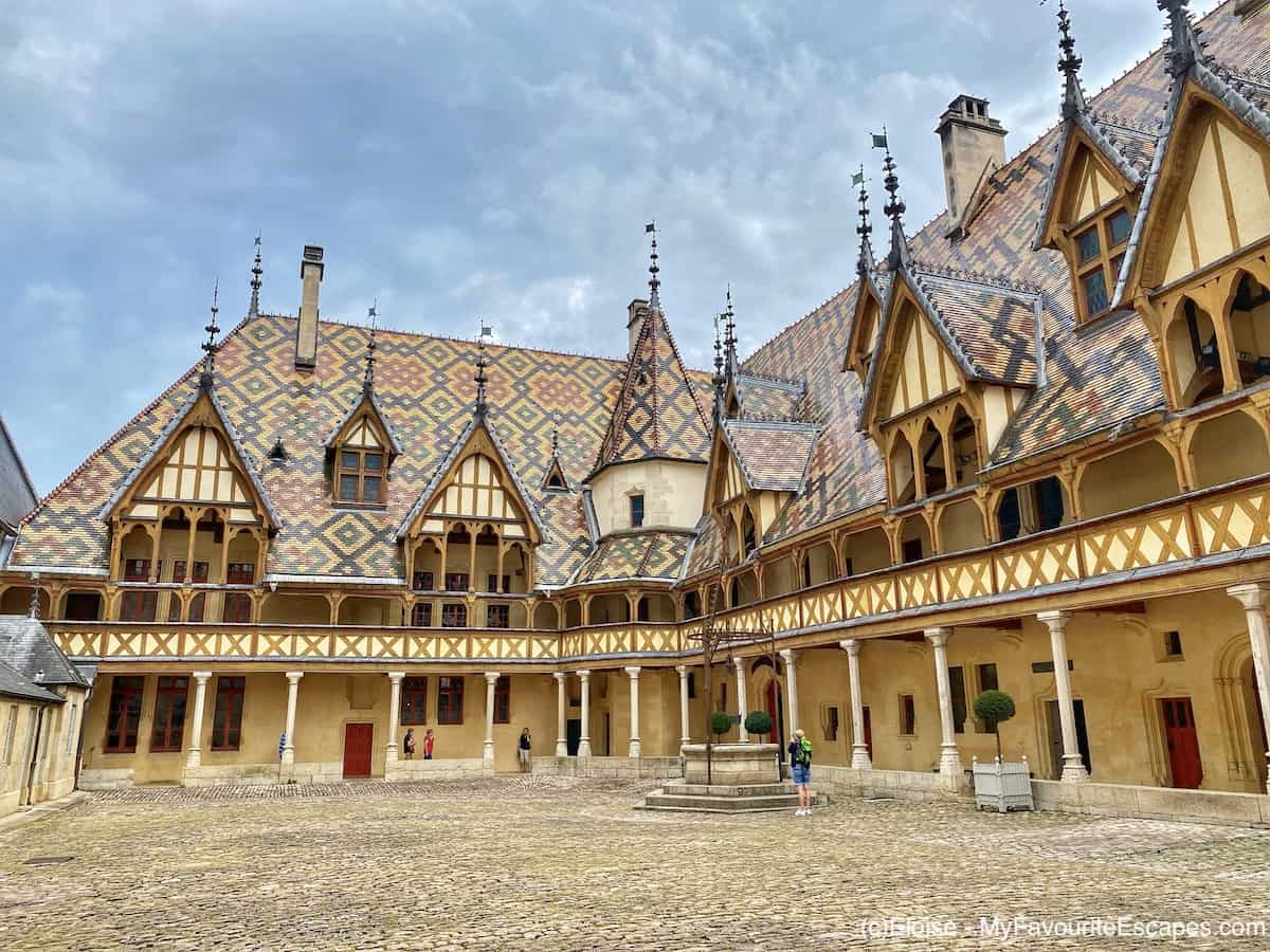 découvrez notre expertise en couverture de toit à dijon. nous proposons des solutions sur mesure pour tous vos besoins en toiture, avec des matériaux de qualité et un service professionnel. contactez-nous pour un devis gratuit !